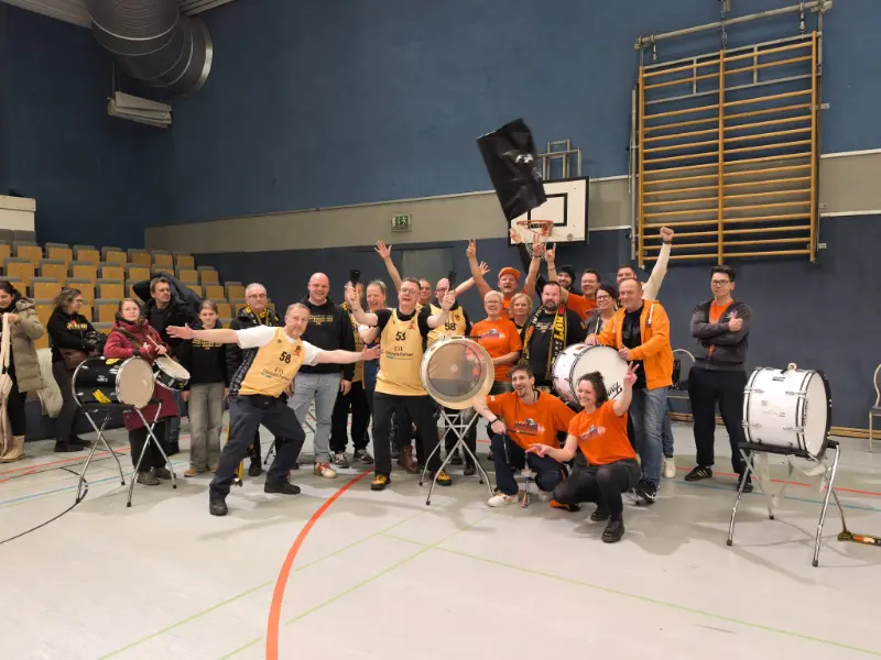 Der offizielle Fanclub des SSV LOK Bernau - Gleis 58 trifft auf den Fanclub vom SC Rist Wedel, die Yalla-Risters